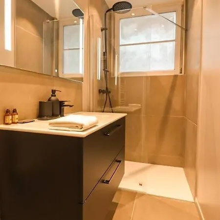 New Renovated Flat Invalides Effeil Tower 4 People דירה *