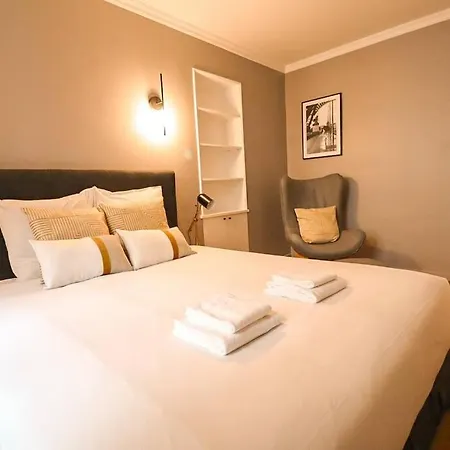 New Renovated Flat Invalides Effeil Tower 4 People דירה פריז
