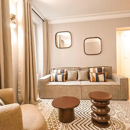 New Renovated Flat Invalides Effeil Tower 4 People דירה פריז