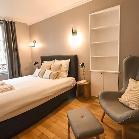New Renovated Flat Invalides Effeil Tower 4 People דירה *