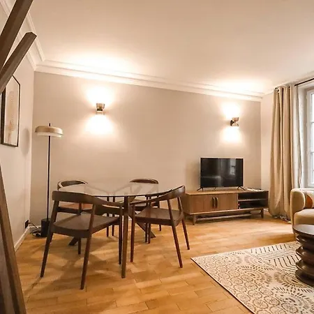 New Renovated Flat Invalides Effeil Tower 4 People דירה פריז